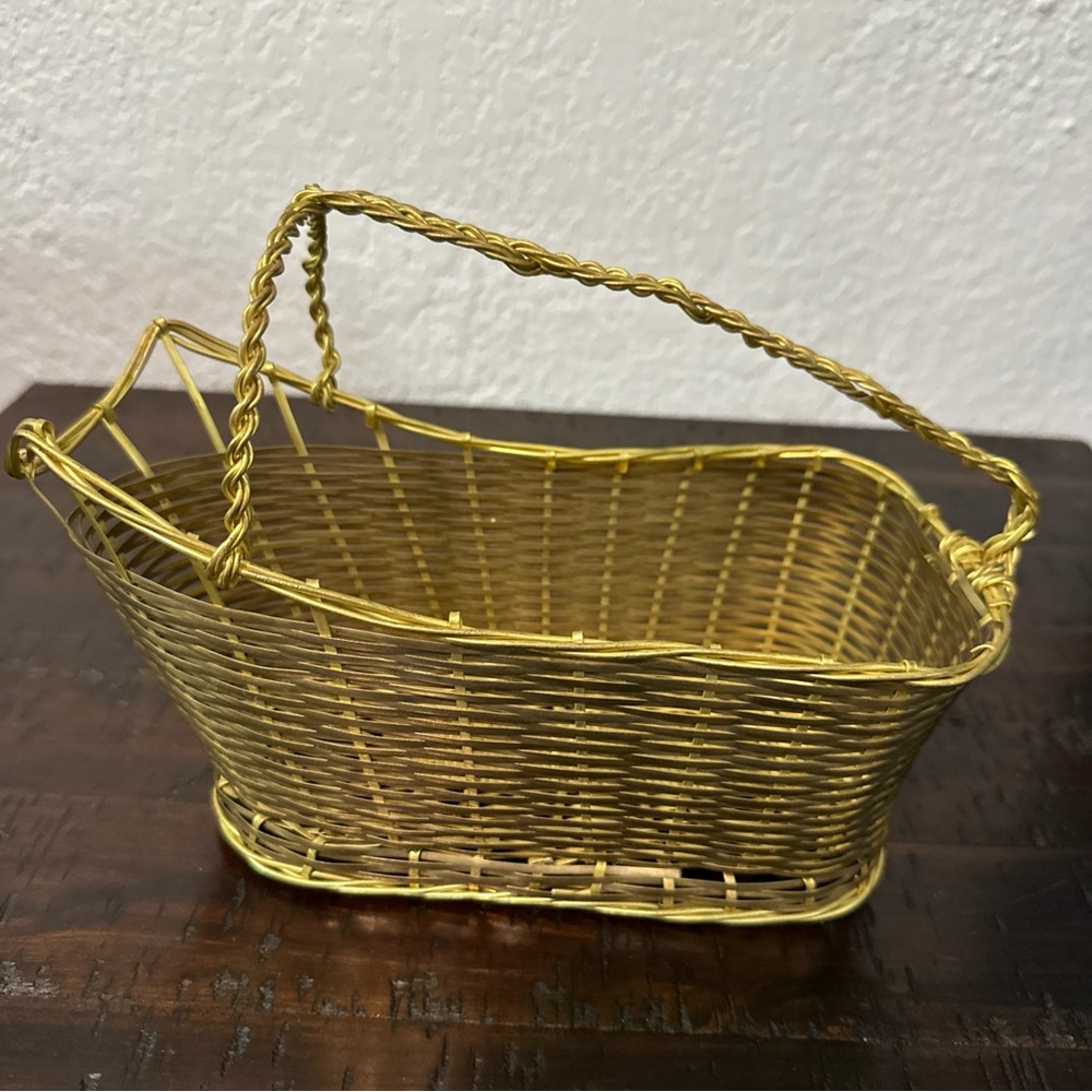 Elegant Gold Wire Basket wine holder